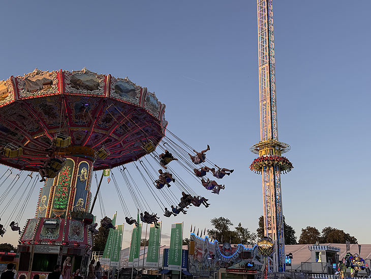 Skyfall und Kettenkarussell auf dem Gäuboden Volksfest 2025 (©Foto: Martin Schmitz) 